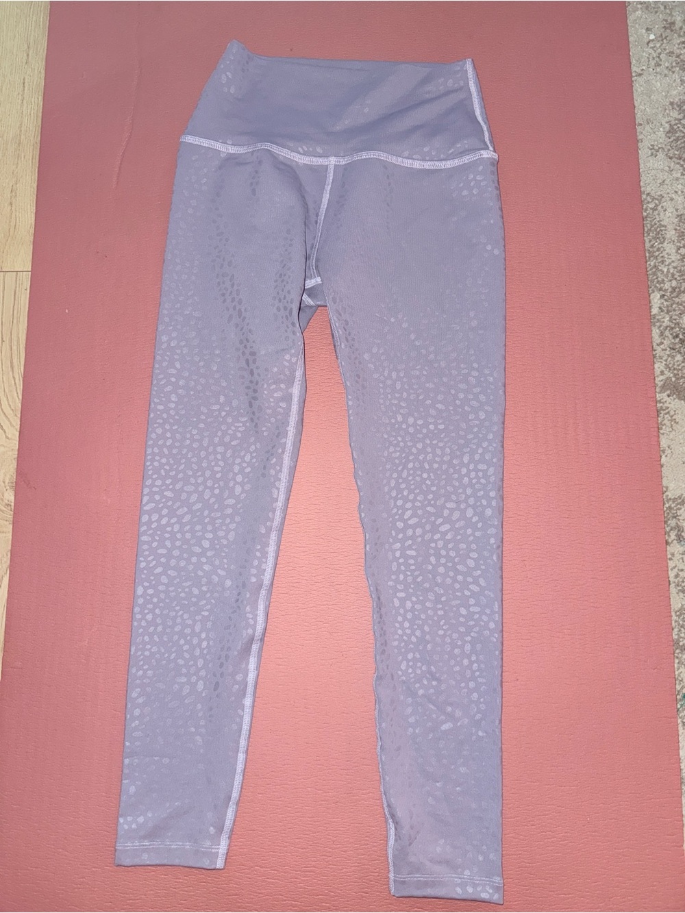 Beyond Yoga lavender dotted and shiny leggings size small
